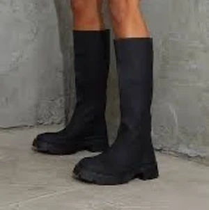 pretty little thing boots!Storlek38 - Säljer dessa trendiga stövlar från Pretty little thing, boxen tillkommer! Använd fåtal gånger och inga större slitningar. Storlek 38 men funkar till 39! 