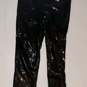 Lackbyxa storlek 38  - Snygga lackbyxor från Nelly i storlek 38. Ändats använda en gång så dom är i nyskick! 