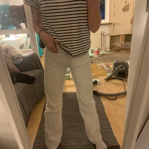 Ljusa jeans  - Intressekoll på Ljusa jeans från bikbok i storlek 24 💘 Sjukt snygga och perfekt passform! På hemsidan kostar dom 600kr . Priset kan diskuteras!