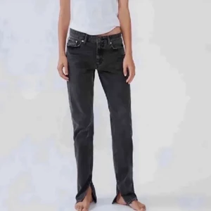 Zara mid rise jeans med slits - SÅLD                                                                           Säljer dessa midrise jeans från zara med slits 💘 Är lite slitna längst ner men är mer som en snygg detalj! Skriv för egna bilder! Köp direkt för 250kr + 66kr frakt, startar budgivning om flera är intresserade 💕