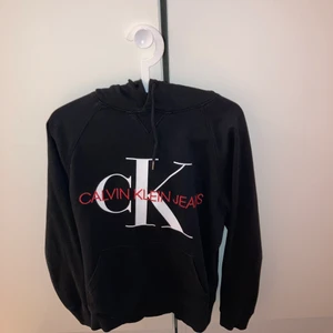 Calvin Klein Hoodie Svart Herr - Bra skick 7,5/10 normal passform.