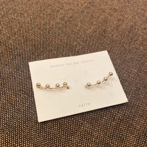 Öronhängen  - Super super fina trendiga öronhängen helt nya och oöppnade i silver. Även perfekta att ge bort i julklapp eller present 🥰frakten ingår i priset 