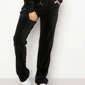 Juicy couture byxor svarta - Jag säljer nu mina juicy byxor i svart färg och jag har använt dom Max 2 gånger och dom är som helt nya om du är intresserad kan du skriva till mig så kan jag skricka fler bilder på mina💗