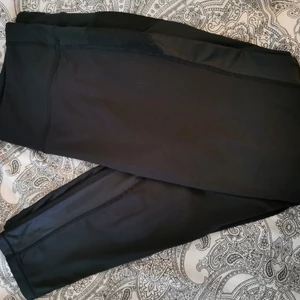 Tränings tights - Tights från HM. Reflex längst ner bak på benen samt ficka med dragkedja för t.ex. Nycklar. Passar M-L