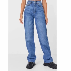 Stradivarius jeans - Ett par supersnygga blåa Stradivarius jeans i modellen ”Long Straight fit” som är en rak modell med hög midja. Är helt oanvända! Skriv gärna ifall du vill ha fler bilder på plagget 🥰 Är i stl. 42 men skulle säga att de är små i storlekarna eftersom de passar mig bra som har stl. 40 vanligtvis. Frakt tillkommer. 