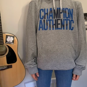 Champion hoodie  - Grå champion hoodie i bra skick. Köpare står för frakten annars möts jag gärna upp på Odenplan ❤️