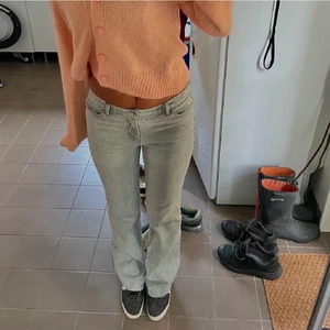 Gråa jeans  - Säljer vidare dessa supersnygga jeans eftersom de var för långa på mig💕annars superfin modell och färg!! (Jag är 159cm) man kan såklart klippa de då de är raka, BUD PÅ 470kr