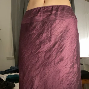 lila maxikjol - lång lila kjol köpt på stadsmissionen! tänkte sy om den till en klänning men har tyvärr inte hunnit och den har heller inte kommit till användning så blir tvungen att sälja den. den är i ett väldigt fint material som jag inte riktigt vet hur jag ska beskriva, men första bilden visar färg och material tydligast!