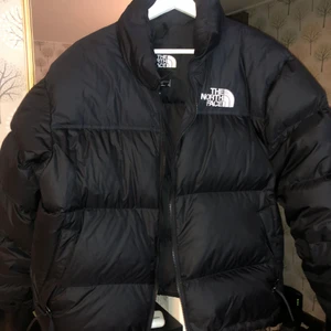 The north face  - Säljer min jacka andvänd i 2 gånger och den är helt fräsch kan användas av både killar och tjejer 
