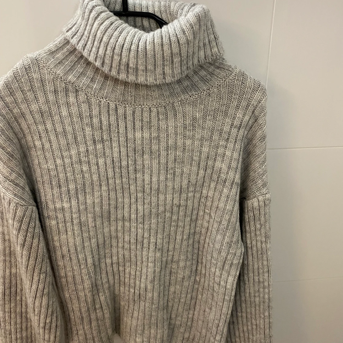 Snygg ribbad polotröja med höghals