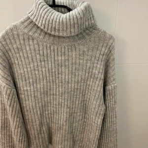 Snygg ribbad polotröja med höghals - Snygg Grå ribbad polotröja med höghals från Nakd. Använd fåtal gånger