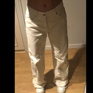 Wide leg jeans  - Vit/Beige wide leg jeans från Junkyard. Bra skick, används nåra gånger. Långa på mig som är 160. Nypris: 499kr. Kom privat för fler bilder :) 