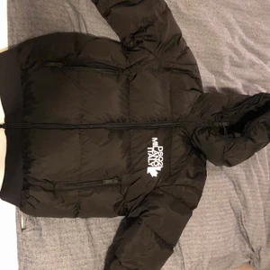 Dsquared 2 jacka  - Säljer min dsq2 jacka, jag har haft den i några månader nu men är använd fåtal gånger. Den är i bra skick och prislappen finns kvar. Skicka meddelande för fler bilder.