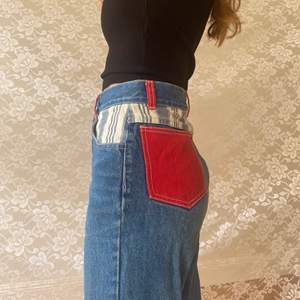 Jeans inköpta på Beyond Retro med fina röda detaljer. Ganska slitna o därav billigt pris! 🧡