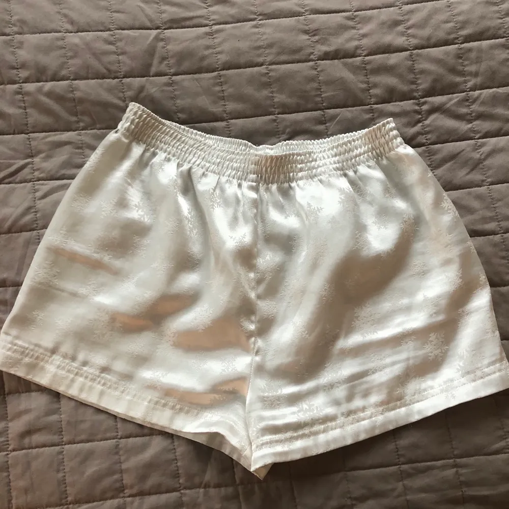 Sååå söta shorts av fake silke med små snöflingor på!! Aldrig använda då de är för små för mig. Står barnstorlek 146/152 men skulle tro att de passar en xs eller s☠️❄️❤️. Shorts.