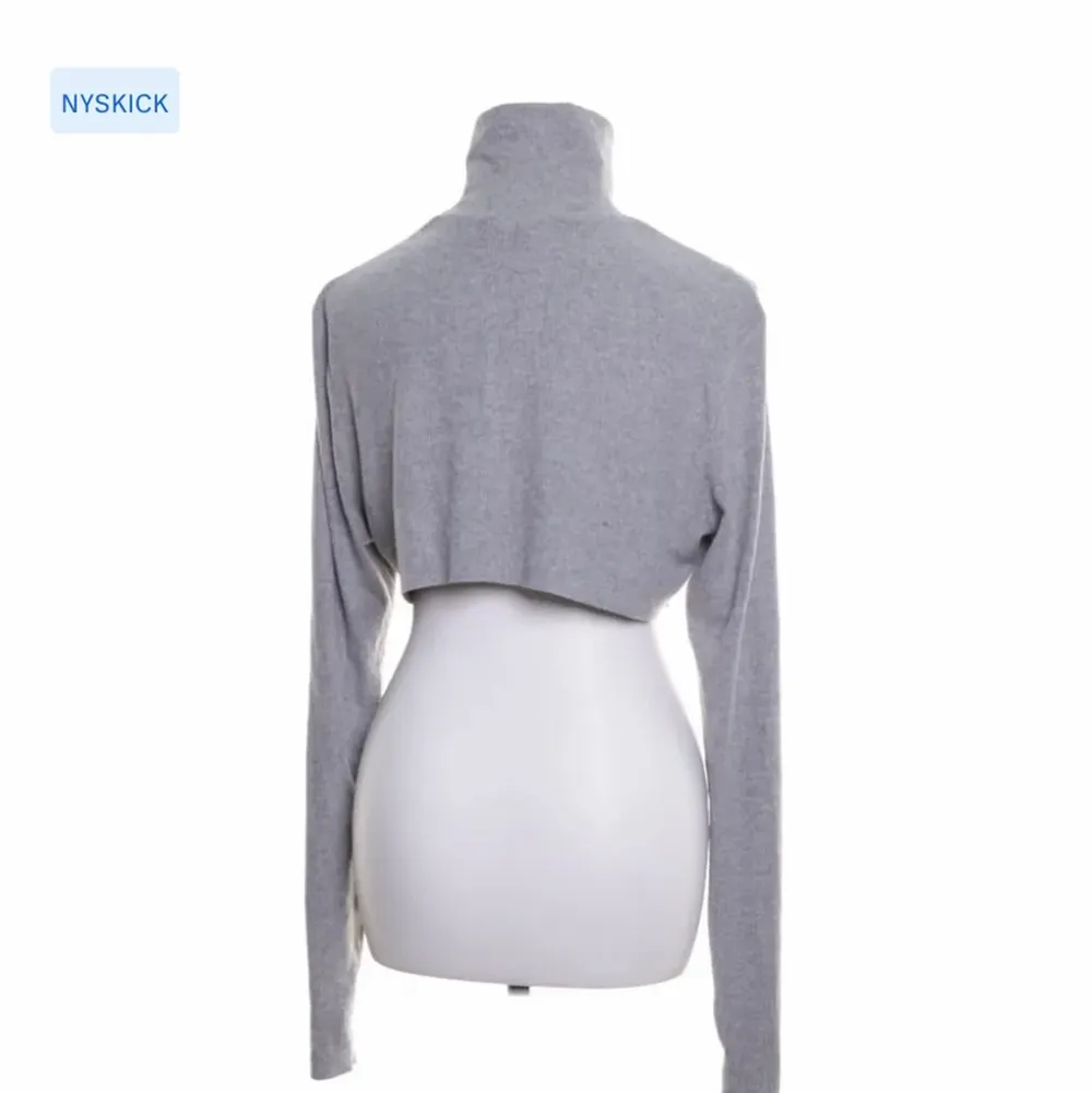 Säljer min gråa crop top från märket my mum made it i storlek XS/S. Köpt från sellpy i nyskick med lappar kvar. Kom bara inte till användning, så aldrig använd. Nypris 500kr. . Yläosat.