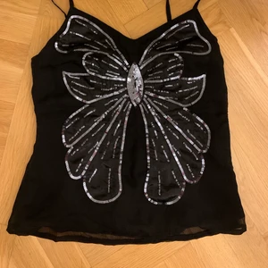 BUTTERFLY TOP - ett så sött butterfly linne med paljetter. Så snyggt luftigt material. NYSKICK. Väldigt snygg!!!🖤🖤🖤🖤🖤