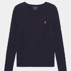 Ralph Lauren tröja  - Superfin Ralph Lauren tröja som kan matchas till mycket. Sparsamt använd i storlek S men funkar som Xs med. Nypris runt 1200kr, sälj för 230kr plus frakt, pris kan diskuteras 💗