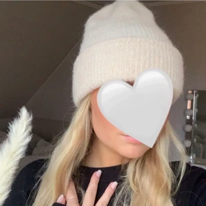 bikbok mössa  - en jätte mysig mössa som är köpt från bik bok, mössan är i jätte bra skick och använd bara några gånger, köpare står för frakt💖