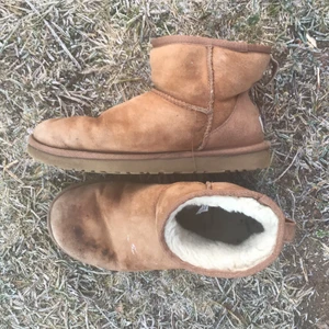 Uggs - Äkta uggs strl 38, fint skick förutom att de blivit väderpåverkade/fläckiga och tråden släpptlite  på ena (se bild) 