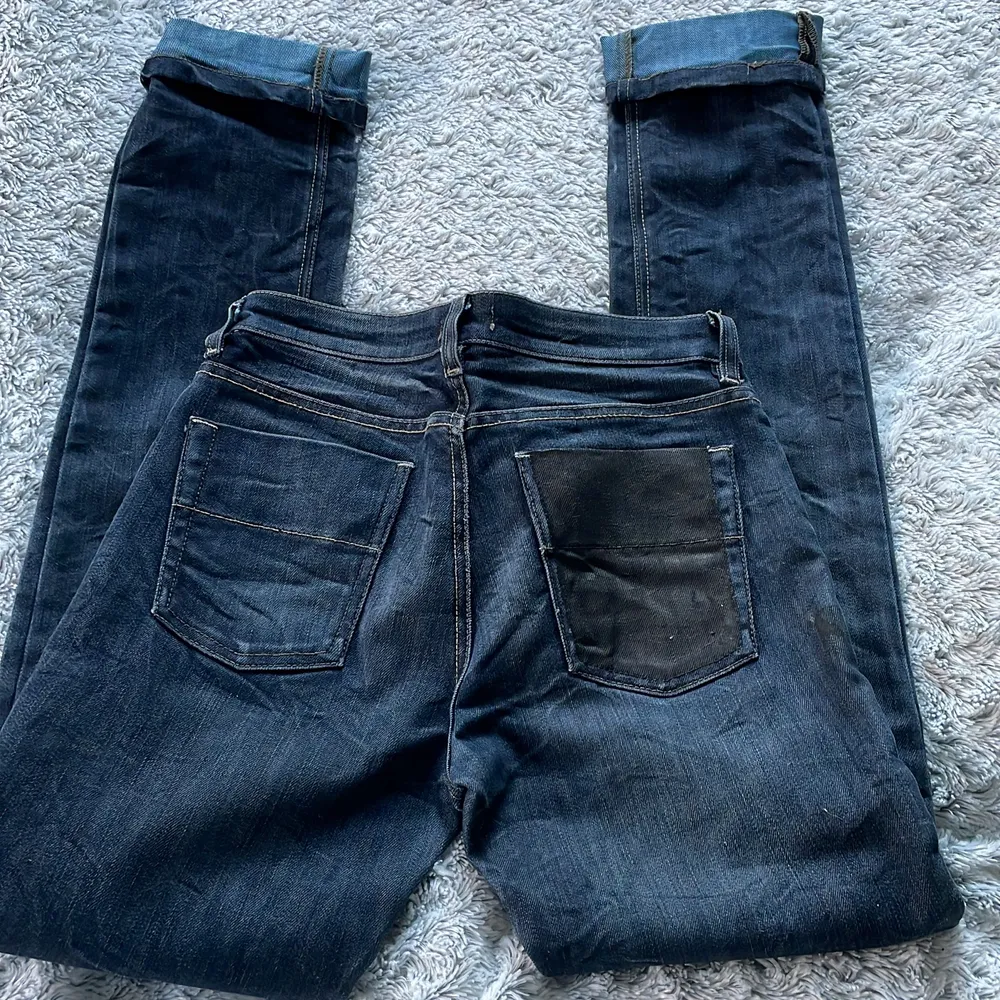 Lågmidjade Filippa k jeans som jag har köpt på second hand. De är lite för stora för mig. Innerbenslängd: ca 80cm. Midja: 37 ( jag har målat svart på ena fickan ). Jeans & Byxor.