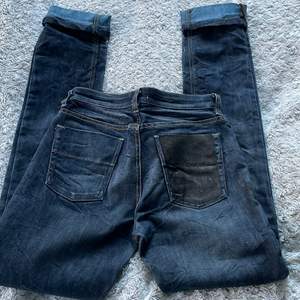 Lågmidjade Filippa k jeans som jag har köpt på second hand. De är lite för stora för mig. Innerbenslängd: ca 80cm. Midja: 37 ( jag har målat svart på ena fickan )