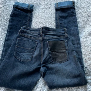 Lågmidjade jeans - Lågmidjade Filippa k jeans som jag har köpt på second hand. De är lite för stora för mig. Innerbenslängd: ca 80cm. Midja: 37 ( jag har målat svart på ena fickan )