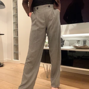 Rutiga kostymbyxor - Rutiga kostymbyxor i väldigt bra skick. Aningen för långa för mig som är 158 cm. Närbild på mönstret ser du på sista bilden. Kontakta gärna vid frågor💗