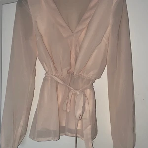 Blus från Nelly storlek 36 - Super fin rosa/beige blus från Nelly. Knappt använd så bevarad i gott skick💗💗