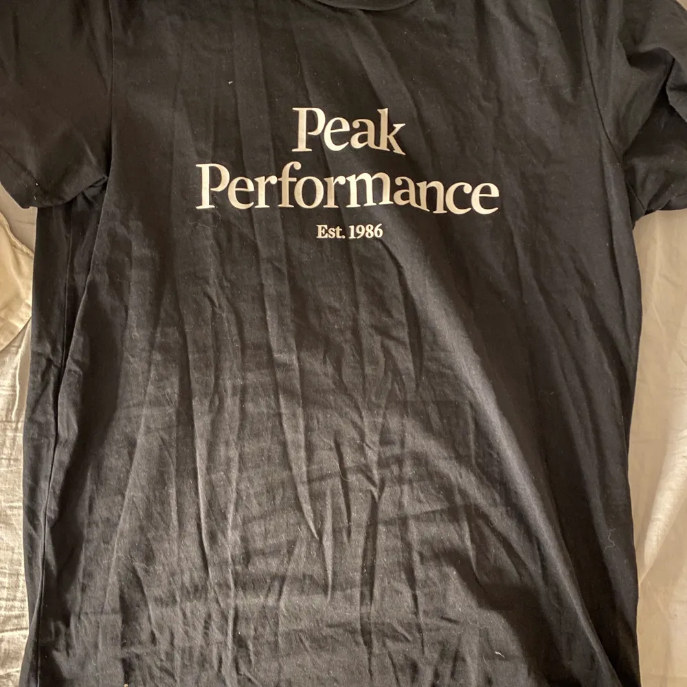 Helt ny peak performance t-shirt                                                 Köparen står för frakt . T-shirts.