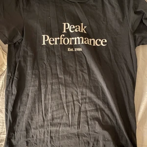 T-shirt  - Helt ny peak performance t-shirt                                                 Köparen står för frakt 