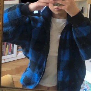 Blå-svart rutig jacka💙🖤 - 💙🖤Så snygg jacka Köpt på beyond retro för 600 men säljer då den tyvärr inte kommit till användning på ett tag❤️ Tyget är lite koftaktigt tyg men det är en jacka🖤 !!!!!!!!!! PRIS kan diskuteras vid snabbt köp! ( Pytte litet igensytt hål finns som inte syns men har då varit ett hål )