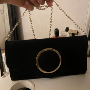 Väska - Avlång väska med axellångt band 