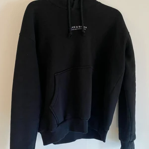 Alice & Bianca hoodie - Säljer min älskade hoodie från Alice & Bianca ”har du sagt A får du säga B” i tjockt och väldigt bra material. Den är knappt använd så inga deffekter alls utan väldigt bra skick. Den är lite oversized, jag brukar vara en s/m, denna är o xxs. OBS!! Köpt för 599 kr