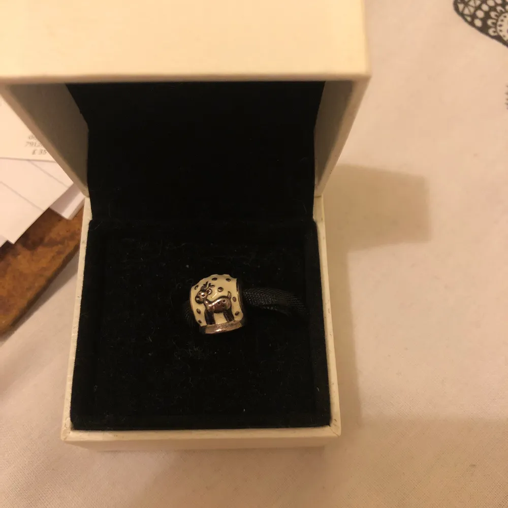 Christmas pandora charms comes in original box and bag… silver s925ale green,red,black,white….. prices are from £20 each or will do bundle deals . Accessoarer.