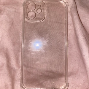 Mobilskal - Helt nytt genomskinligt mobilskal. Tror det är för iPhone 12 typ. Det blev fel när jag köpte så vet inte vad jag fick hem. 10kr + frakt