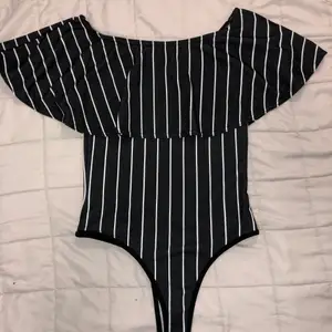 Randig off shoulder body, storlek 34, pris 120kr. Paketpris välj valfri 2st body för 200kr