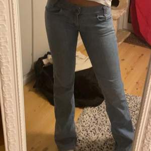 Säljer dessa skiitsnygga Lee jeans! Innerbens längden är 87cm och jag på bilden är 176💞 storleken är 30-35, men skulle säga att det motsvarar strl 38 då jag brukar ha 38 och dom passar mig jättebra. Om det blir många intresserade blir det budgivning!:)