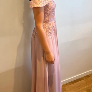 Puder Rosa Klänning - Använd endast nån timme bara, storlek 38. 