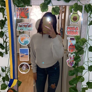 Gullig tröja  - Långärmad tröja från Ginatricot. Den fina vita färgen har blivit till en annan mörkare vit färg, fluffet som fanns innan på tröjor har gått bort pga tvätten. Kontakta om du har några frågor! ❤️