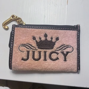 Juicy couture plånbok - Säljer denna fina juicy couture plånbok/mynthållare (kan användas som nyckelring) för 200kr. Köparen står för frakten.❤️❤️❤️🥺