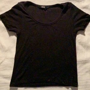 Svart tröja - Svart tröja från bikbok i ”ribbat” liknande material.  Frakten ingår i priset!