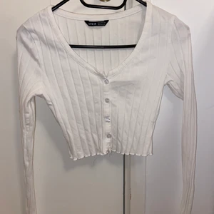 Gullig topp - Denna brandy Melville liknande topp. Köptes på shein men aldrig använd då den ej satt som jag ville. Den är genomskinlig. Har du några frågor är det bara att kontakta! ❤️