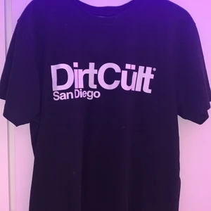 Dirtcült T-shirt  - Säljer denna T-shirt pga kommer inte till använing. T-shirten är knappt använd. Den är i storlek M den skulle passa allt från XXS-L. Jag som i vanliga fall har S är den oversize på mig. Köparen står för frakt kan även mötas upp i Växjö eller Ljungby. Skriv privat för fler bilder.