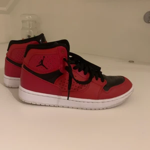 Jordans storlek 40 - Nästan aldrig använda och ser ut som nya. Säljer för att de inte passar mig.