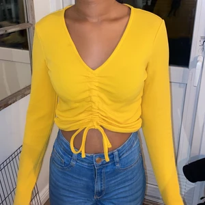 Hm-topp  - Gul,använd ca 5gånger , långa armar , str xs/s, lite v-ringad ( är ca 163cm lång) 
