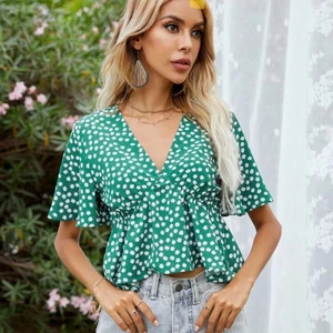 Grön topp med blommor - Grön topp med vita blommor, väldigt fin passform men passar tyvärr inte mig. Har aldrig tvättat eller använt den, har bara hängt i garderoben 💕