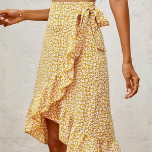 Gul kjol med volang - Super söt kjol som tyvärr är för liten för mig. Den är storlek M/38 men skulle säga att den nog passar bättre på en xs/s. Har aldrig tvättat eller använt den utan den har bara hängt i garderoben.