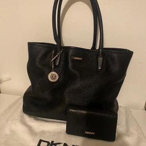 DKNY väska och plånbok ÄKTA - Äkta DKNY väska och plånbok ÄKTA knappt använd.
