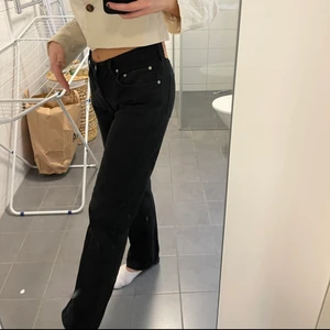 Levis jeans  - Snygga svarta Levis jeans passar mig som oftast har 36 i byxor men passar någon med storlek 38/40! Långa byxor (jag är 176)